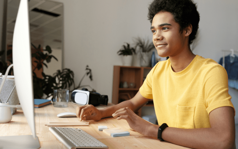 jovem fazendo curso profissionalizante de auxiliar administrativo