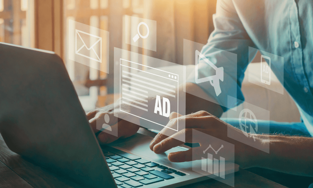 jovem trabalhando com marketing digital (1)